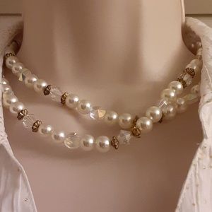 🌹Gold tone Pearly crystal like beaded necklace